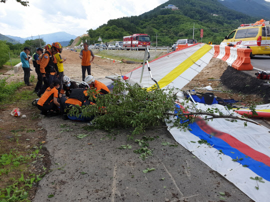 하동서 추락한 행글라이더      (하동=연합뉴스) 23일 오후 경남 양산시 악양면 한 도로 주변에 행글라이더가 추락한 모습. 경찰에 따르면 행글라이더 두 대가 상공에서 부딪친 후 추락해 같은 동호회원 2명 중 1명이 숨지고 1명이 다쳤다. 2019.6.23 [경남소방본부 제공. 재판매 및 DB 금지]      yongtae@yna.co.kr  (끝)